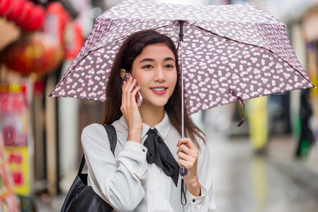 年轻的日本女孩户外