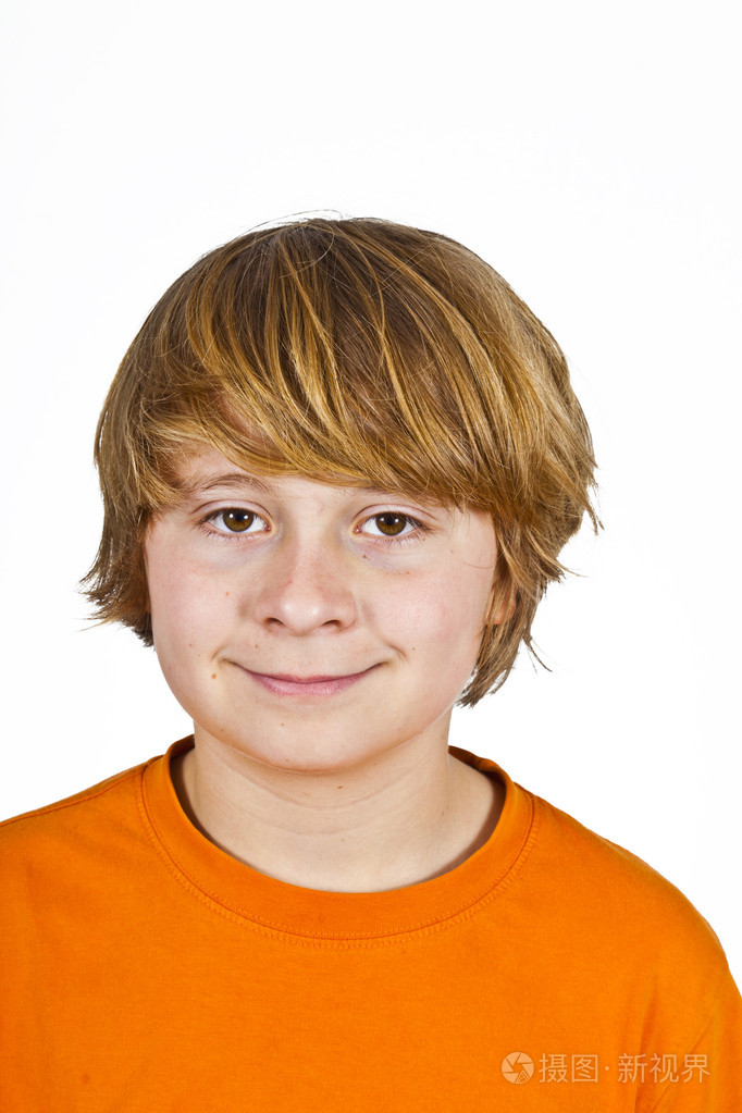 幸福微笑的男孩穿橙色衬衫