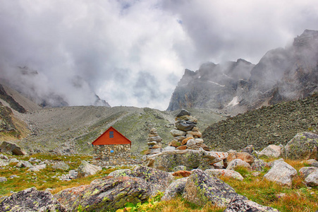 一座美丽的山景。旅游小屋