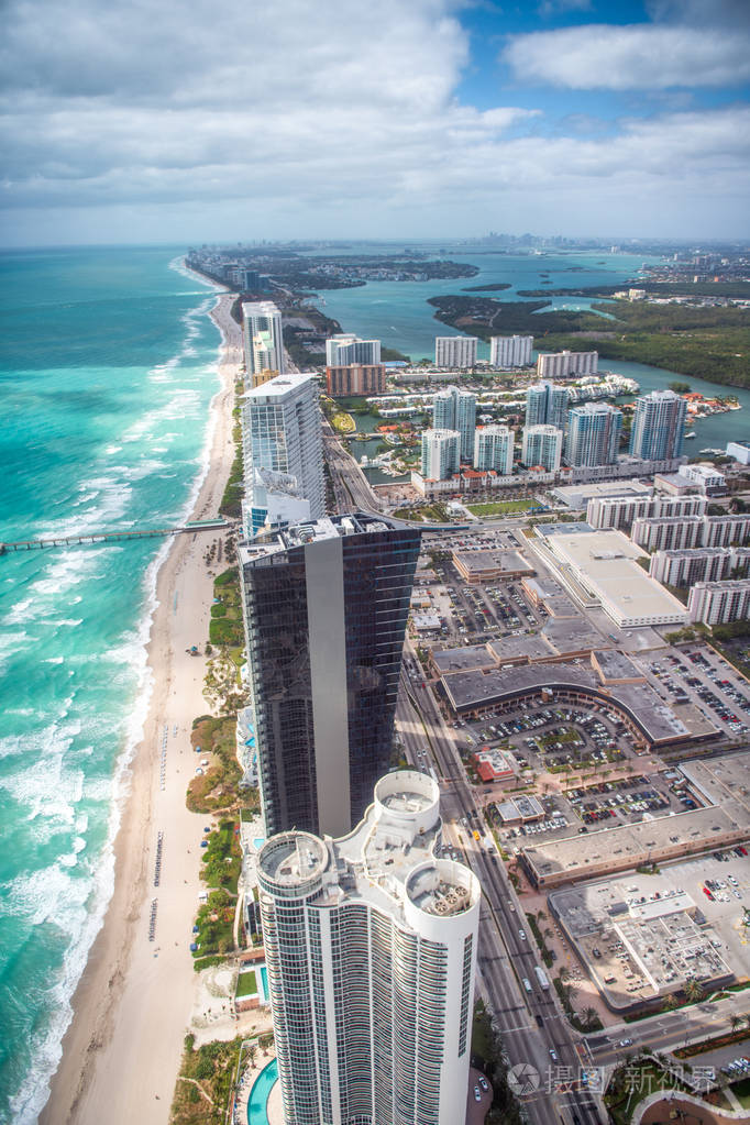 从直升机上看到的北迈阿密海滩海边的摩天大楼鸟瞰图