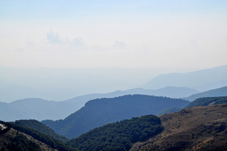 山峰的全景视图