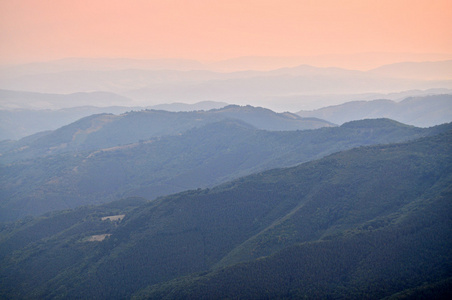 山峰的全景视图