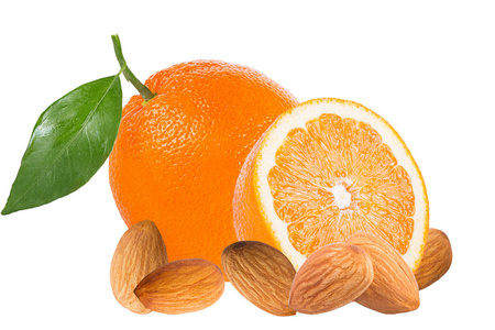 橙色和杏仁在白色背景下被隔绝