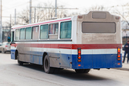 城市穿梭巴士在城市街道上传播当地人和游客