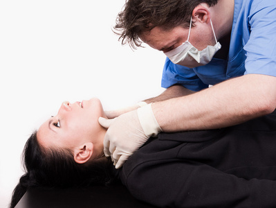 验尸官检查犯罪受害人(仿真)照片