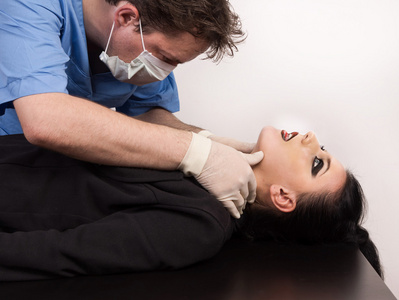 验尸官检查犯罪受害人(仿真)照片