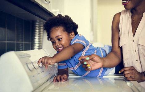 非洲血统的孩子帮妈妈洗衣服图片