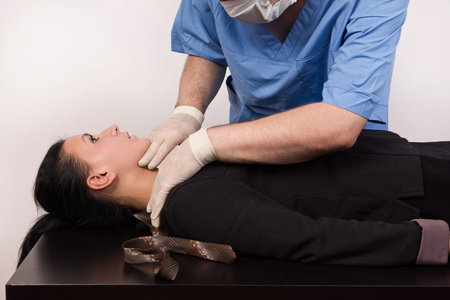 受害人验尸官检查犯罪受害人(仿真)照片