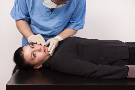 犯罪人员验尸官检查犯罪受害人(仿真)照片