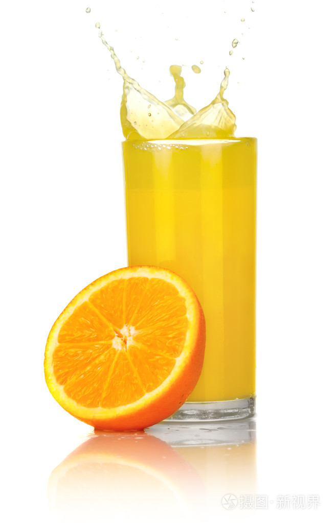 桔子汁的桔子在孤立的玻璃片