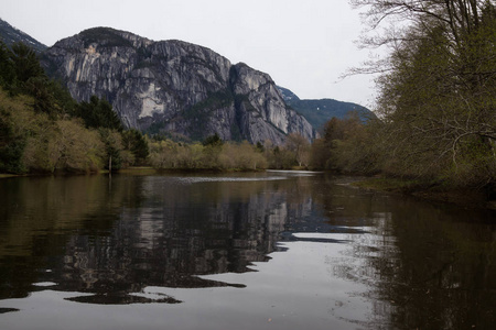 风景在湖与主要山在背景。拍摄于加拿大不列颠哥伦比亚省的 Squamish