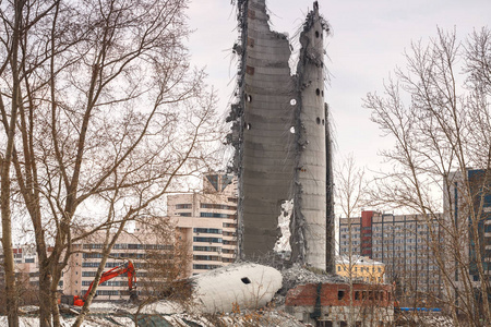 2018年3月第二十四在叶卡捷琳堡拆除废弃电视塔。被毁坏的塔的遗骸