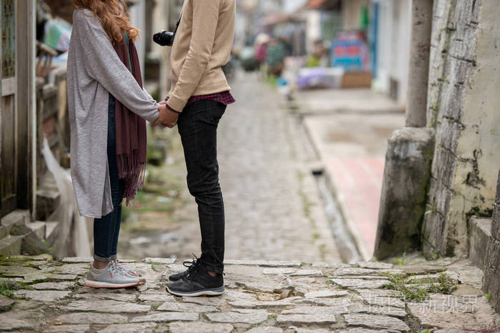 被裁剪的情侣在爱看着对方和牵手的图像