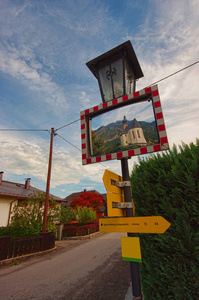 奥地利和德国阿尔卑斯山圣莱昂哈德欧拉教堂街道标志