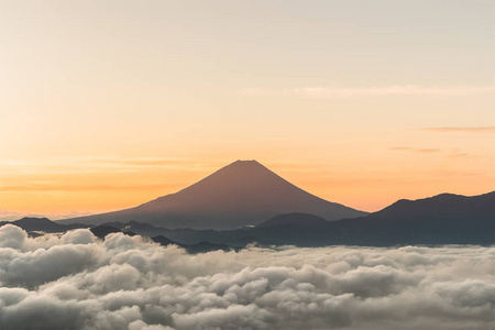 夏天有蓬松云彩的富士山