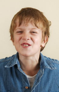 婴儿嘴撅着照片图片