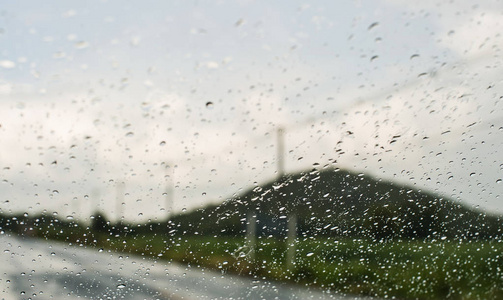 雨水落在玻璃表面背景，抽象背景