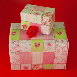 礼物包裹在粉红色礼品纸7
