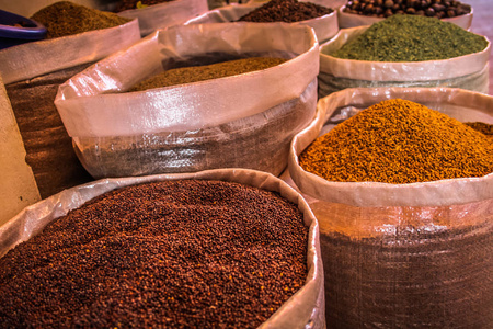 印度南部果阿传统香料店不同种类香料的特写