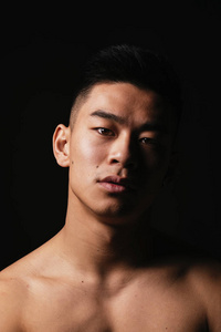 年轻的亚洲男孩与健身身体的肖像