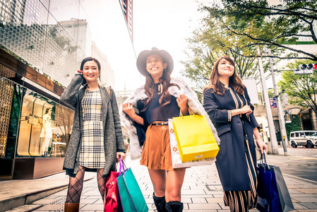 妇女在东京购物