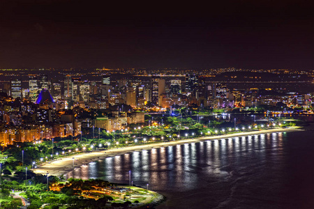 位于里约热内卢市中心的夜景, 城市灯光, 建筑物, 海滩和街道在一个