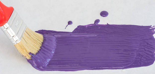 超紫色漆。在白色背景上刷漆。颜色2018年