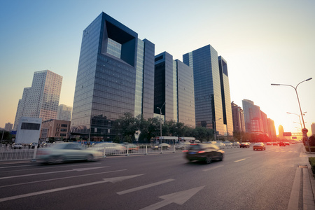 都市商业街现代城市街道在黄昏照片