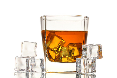 苏格兰威士忌和孤立在白色的冰玻璃