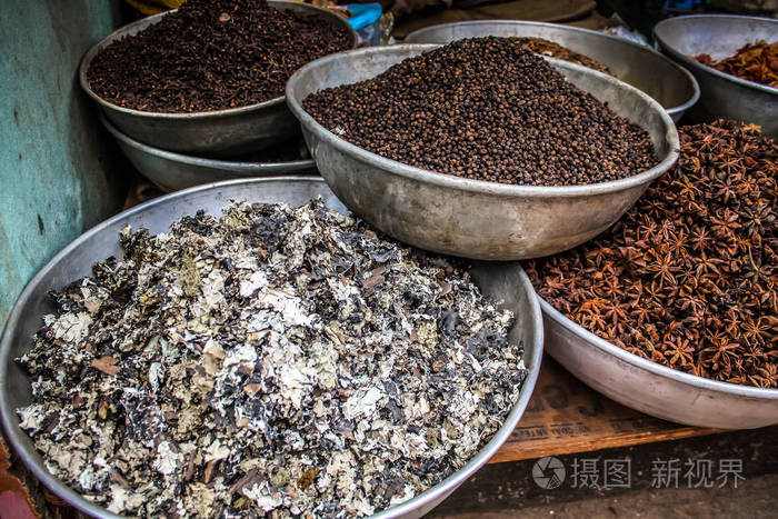 印度南部果阿传统香料店不同种类香料的特写