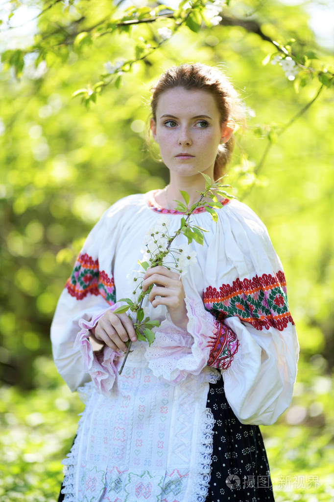 美丽的女孩在斯洛伐克民俗礼服