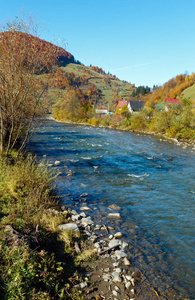 秋季喀尔巴阡山河乌克兰。