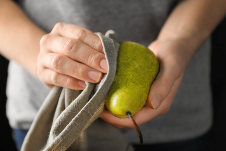 男孩看着女孩,孩子们拿着苹果小女孩打扫桌子运动和饮食三杯果汁可