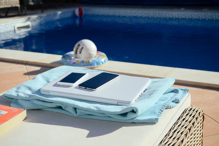 使用手机智能手机在阳光明媚的假期由池室外背景。特写照片休闲奢华的生活方式