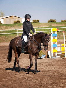 微笑年轻女孩赢得 showjumping 比赛后快乐