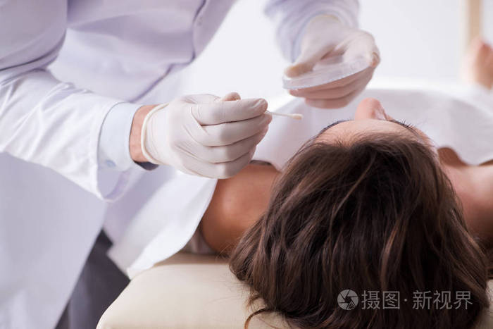 警方验尸官在太平间检查尸体尸体