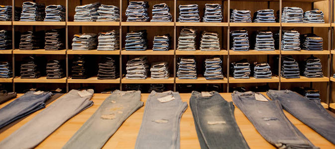 牛仔裤店在商店货架上的牛仔裤裤.