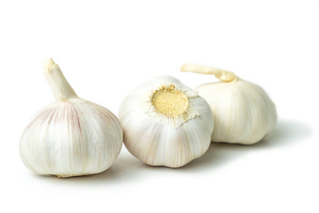 大蒜分离 大蒜 具有许多药用性质, 可用于配料食品。在白色背景和裁剪路径上