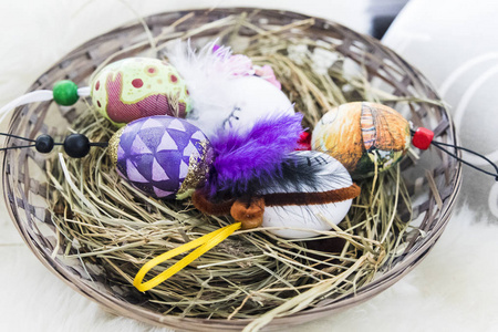 复活节彩蛋在柳条篮子与干草