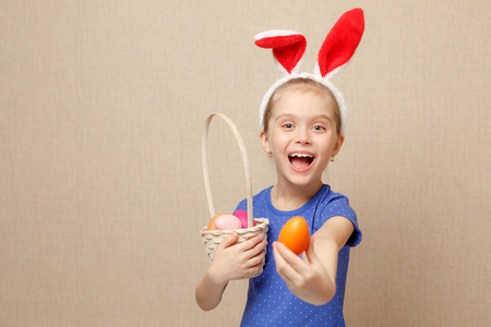 快乐的儿童女孩与兔耳朵和复活节彩蛋