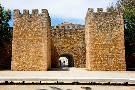 州长城堡的入口拱的看法, 拉各斯, 葡萄牙
