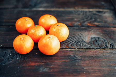 柑橘。桔木背景上的橘子特写