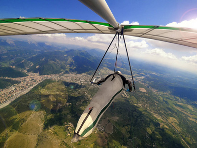 在法国 Provance hanggliding 比赛期间, 悬挂滑翔机飞行员飞越高山地形。动作相机镜头的极限运动