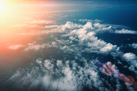 日出以上蓬松的云彩, 从飞机窗口顶部视图, 戏剧性的大气景观