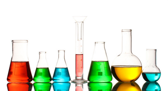 不同实验室玻璃器皿与颜色液体和反射 isolat