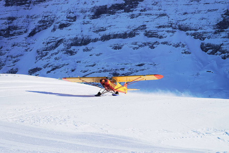 飞机在瑞士高山山 Mannlichen 在冬天