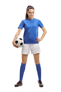 女性足球运动员的全长画像与足球被隔绝在白色背景上