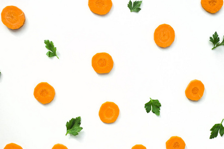 明亮的圆卷发的胡萝卜和绿枝香菜在白色的背景。健康食品概念。顶部视图, 平躺