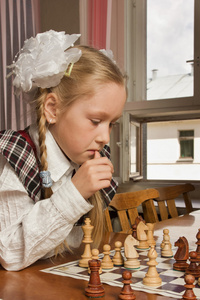 小女孩下象棋