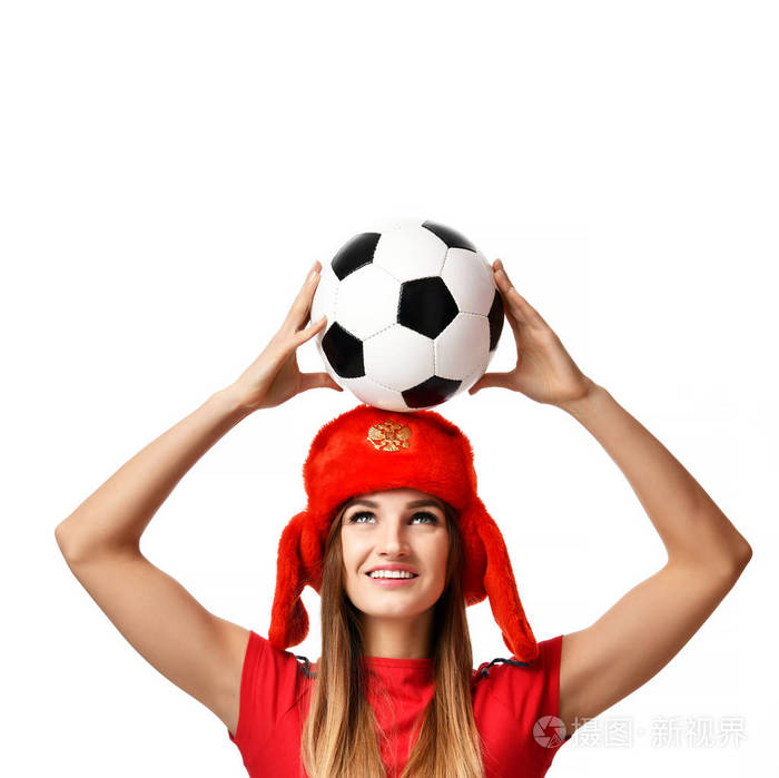 风扇体育妇女球员在红色制服和俄国冬天帽子举行足球庆祝